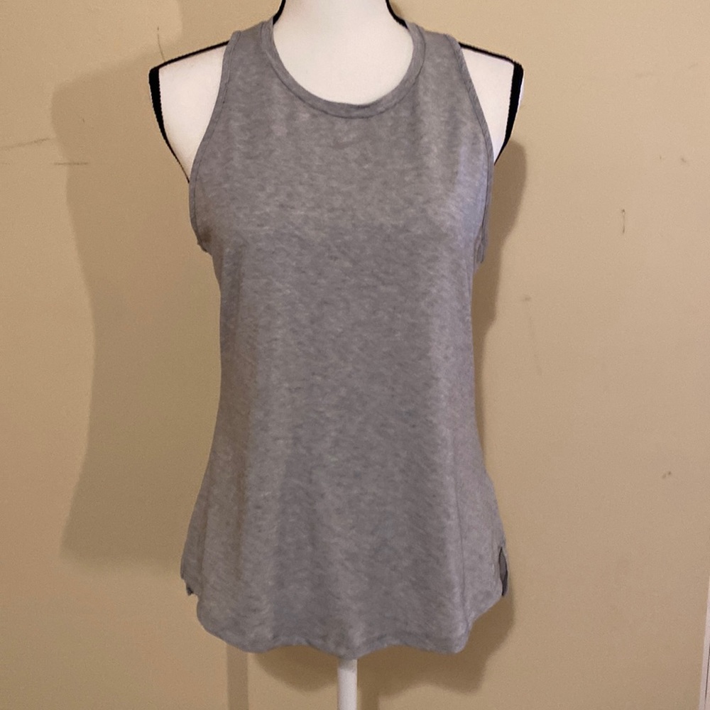 ❤️❤️Nike dri-fit tank top size medium worn just a few times. Excellent con…